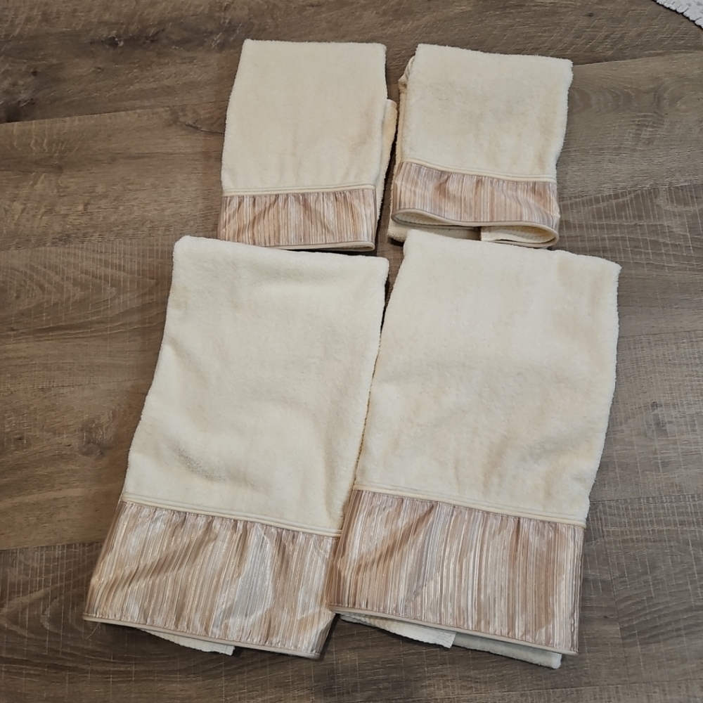 AVANTI luxurious exclusive decor TOWEL SET of 4 Ivory And Gold Stripe trim